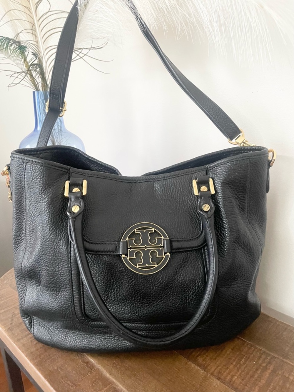 Tory Burch Black Leather Shoulder Bag with Gold Logo - Picture 2 of 12